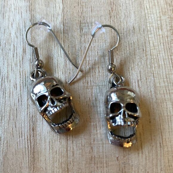 💀 Metallic Skull Dangle Earrings Silver Tone Goth Punk Halloween Vibes - Picture 2 of 6